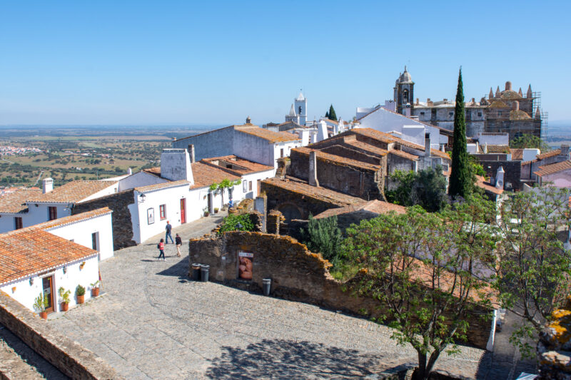 vue sur Monsaraz plus beau village de l'Alentejo