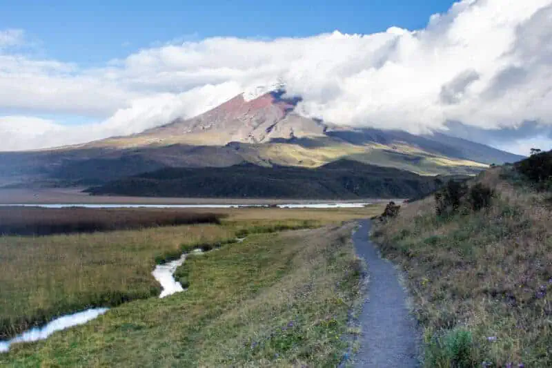 vue sur le cotopaxi depuis la lagune