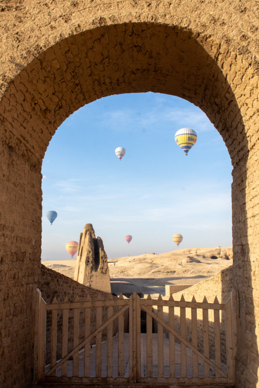 Les montgolfières tôt le matin