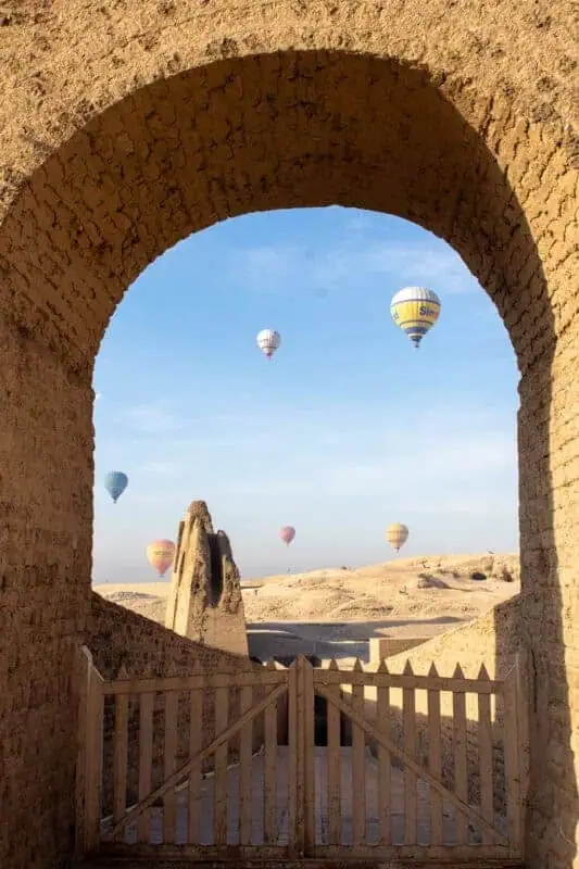 Les montgolfières tôt le matin