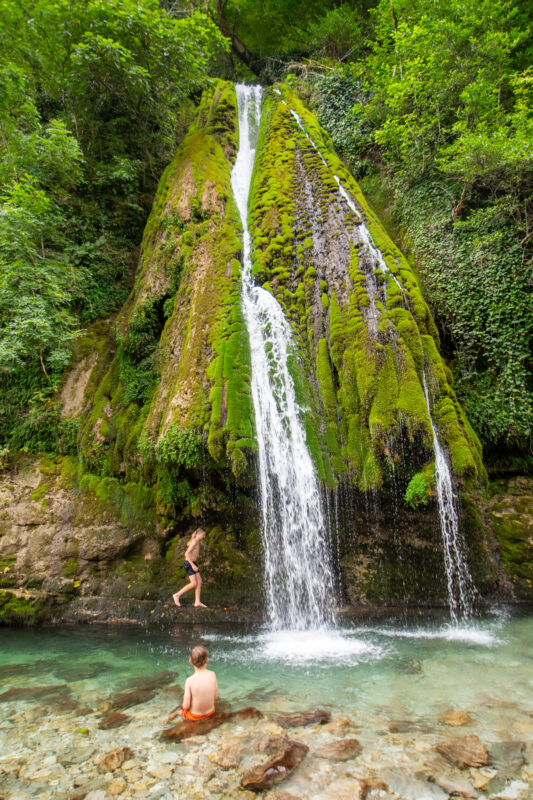 la cascade de Georgie vers Kutaisi