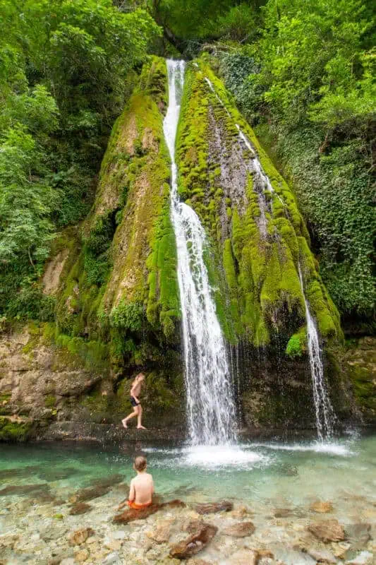 la cascade de Georgie vers Kutaisi